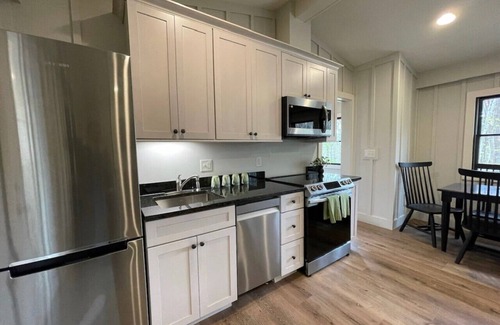 Cuyahoga Falls Cabin | Valley Overlook, Peninsula, Ohio - Luxury Cabin adjoins National Parkn