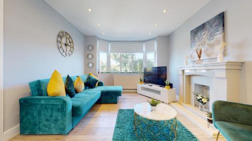 Newark upon Trent Villa | Valley Road- 3 Bedrooms Sleeps 5, Free Parking & WiFi - Close to City Centre, University & Hospital