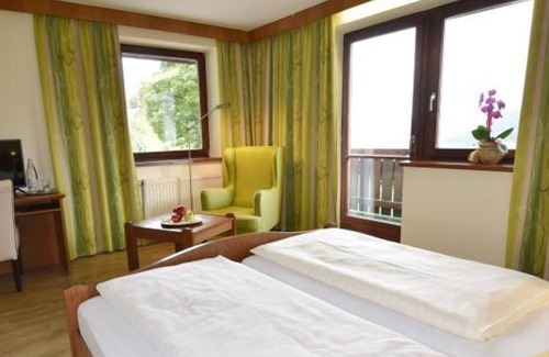Krakauebene House | Valley view room with shower or bath, WC - Hotel-Restaurant Stigenwirth