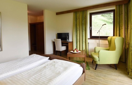 Krakauebene House | Valley view room with shower or bath, WC - Hotel-Restaurant Stigenwirth