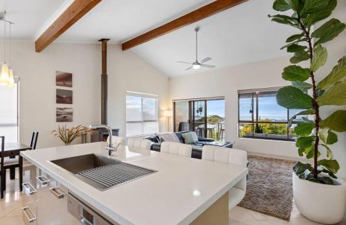 Port Lincoln House | Valley View Home - Barrel Sauna, Woodfired Pizza Oven, Firepit, Kids Playset