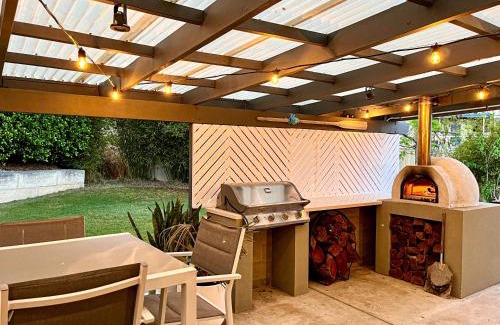 Port Lincoln House | Valley View Home - Barrel Sauna, Woodfired Pizza Oven, Firepit, Kids Playset