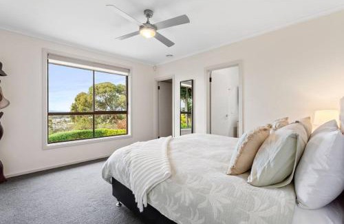 Port Lincoln House | Valley View Home - Barrel Sauna, Woodfired Pizza Oven, Firepit, Kids Playset