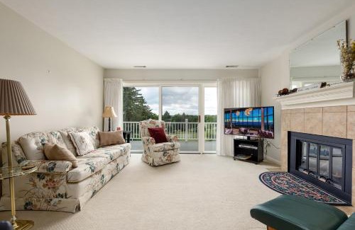 Acme House | Valleyway Getaway Golf AC 2 Beds + Baths