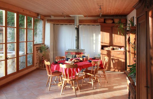 Champagne-en-Valromey Bed & Breakfast | VALRELEY, chambres et table d'hôtes eco-friendly avec bain nordique au sud du massif du Jura