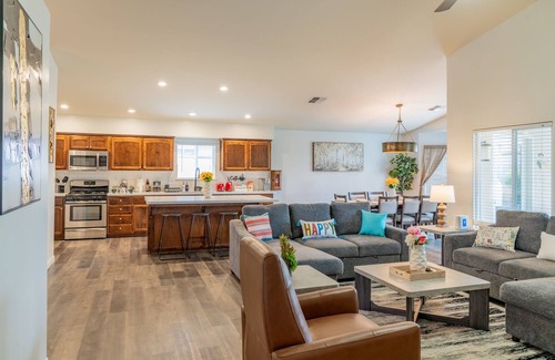 Pumpkin Center House | Valverde Oasis - 4BD Getaway near town center