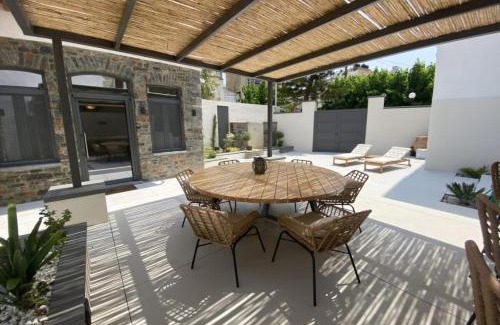 Neapoli Villa | Venetian gem in neapolitan with private courtyard