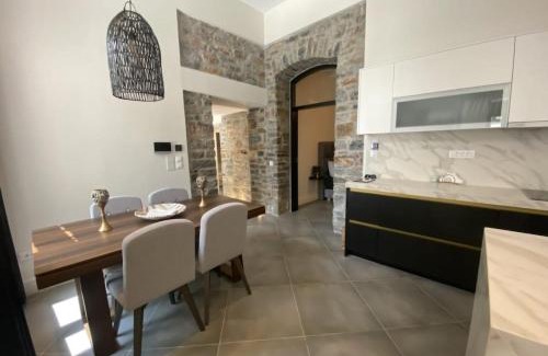 Neapoli Villa | Venetian gem in neapolitan with private courtyard