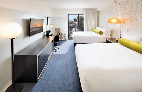 Venice Hotel | Venice Beach Base w/Balcony | Free Breakfast | Rooftop Lounge | 3 Units
