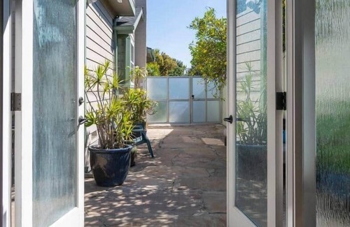 Mar Vista Apartment | Venice Beach Cottage Retreat - Private & Peaceful