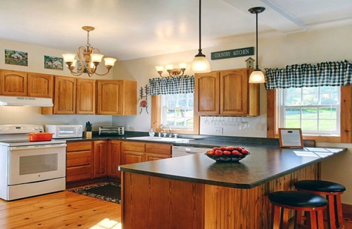 Wells Cottage | Vermont Cottage Sleeps Five Spectacular Mountain Views Bed and Breakfast
