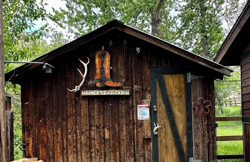 Gardiner Cabin | Very rustic early 1900's Cabin 3Queen,1 bedroom,2 outlets.LittleTrailCreekCabins