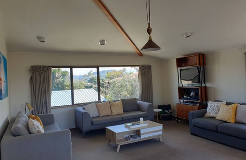 Omaha House | Very Spacious Shamrock Bach, sleeps plenty