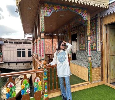 Dal Lake Apartment | VIBEs OF KASHMIR