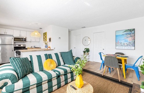 Sailboat Bend Condo | Vibrant 2BR Getaway - Côte d’Azur Near Riverwalk
