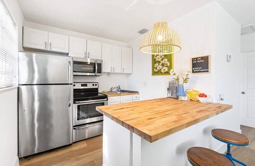 Sailboat Bend Condo | Vibrant 2BR Getaway - Côte d’Azur Near Riverwalk