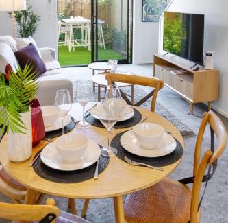 Christchurch City Centre Apartment | Vibrant Central Christchurch Pad 2 bed 1 bath with park