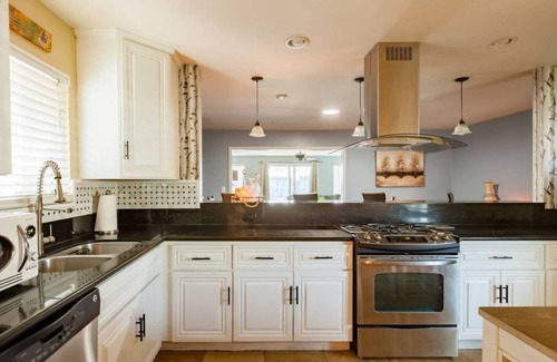 Lincoln Acres House | Vibrant, entertaining, & cozy spacious home with artistic flare!