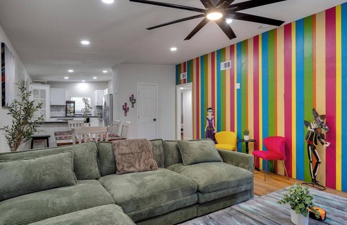 Shearer Hills - Ridgeview House | Vibrant Fiesta-Style Retreat