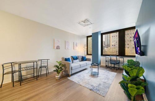 Downtown Pittsburgh Apartment | Vibrant Luxury PRIME LOCATION 24-7 Gym Lounge Roku WiFi