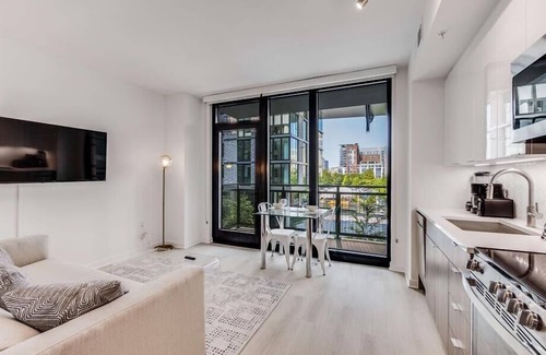 NoMa Hotel | Vibrant Noma Location 1BR with Private Balcony | DC