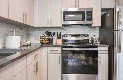 Orange Apartment | Vibrant Studio KING ! Free Parking ! 30 min to NYC
