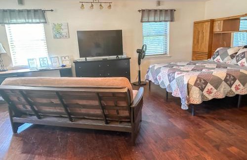 Keller House | Vibrant Work Stay Studio Cowboy Pool, Pet ok near Tx Motor Speedway by Vacation Your Way