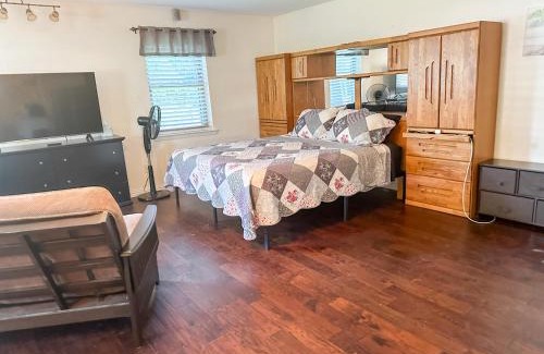 Keller House | Vibrant Work Stay Studio Cowboy Pool, Pet ok near Tx Motor Speedway by Vacation Your Way