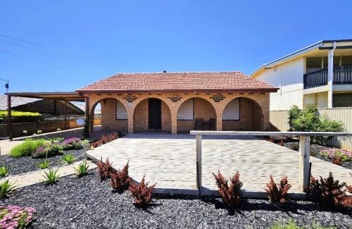 Sellicks Beach House | Vic's Place - Sellicks Beach - C21 SouthCoast Holidays