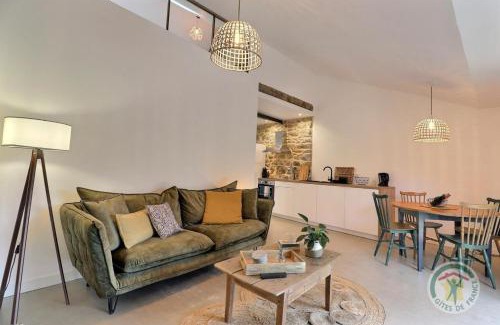 Saint-Georges-de-Chesne House | Victor