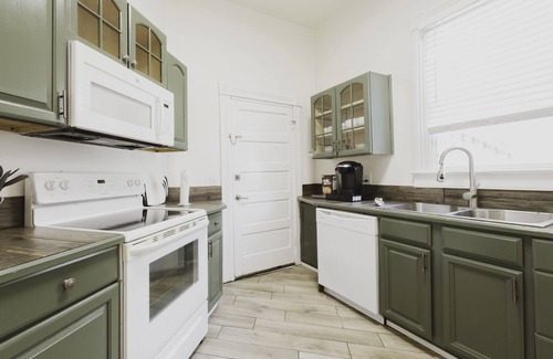 Dixon Park House | Victorian District Gem ★ Walk to Forsyth Park, popular local eateries, & shops!