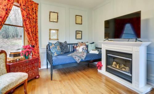 Lake Huntington House | Victorian Lake Oasis Hot Tub Private Lakefront