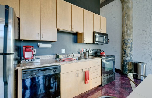 West Main Historic District Condo | ★ Victorian Louisville ★ 1000 sqft Glassworks Loft