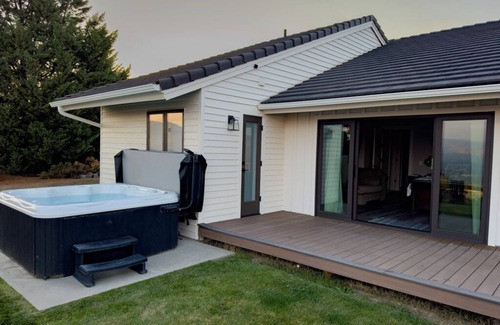 Sunnyslope House | View Home with Pool/Spa Near Leavenworth, Mission Ridge, Lk Chelan and Wineries