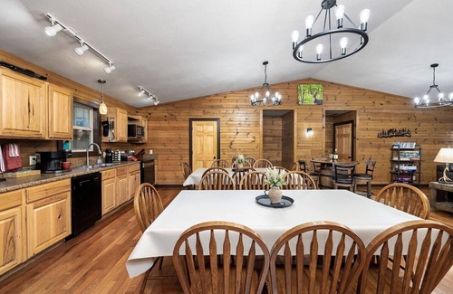 Branson Cabin | Views! Lakefront Hot Tub, Kayaks, Firepit, & Pool! Disc Golf, Park, & Playground