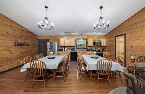 Branson Cabin | Views! Lakefront Hot Tub, Kayaks, Firepit, & Pool! Disc Golf, Park, & Playground