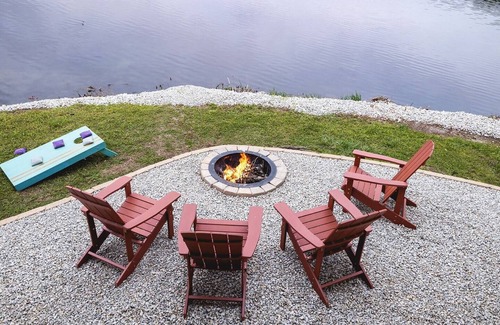 Branson Cabin | Views! Lakefront Hot Tub, Kayaks, Firepit, & Pool! Disc Golf, Park, & Playground