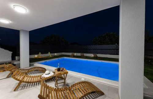 Kastel Novi Apartment | Vila MaMe apartman s privatnim bazenom, besplatnim parkingom i wi - fi