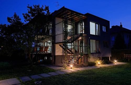 Hradec Kralove Apartment | Vila Věkoše - apartmán s terasou a zahradou