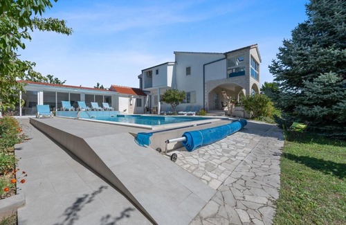 Neoric House | Villa Almas - Heated Pool, Sauna, Gym and Tennis Court