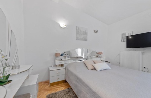 Neoric House | Villa Almas - Heated Pool, Sauna, Gym and Tennis Court