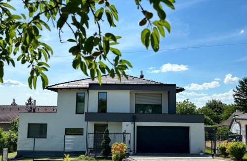 Vonyarcvashegy Villa | Villa Almond