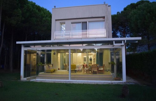 Ishem Villa | Villa Amorino by the Sea