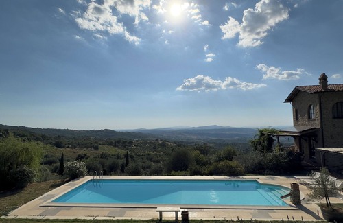Cinigiano Villa | Villa and pool, next to typical Tuscan vineyards and olive groves, breathtaking sunsets