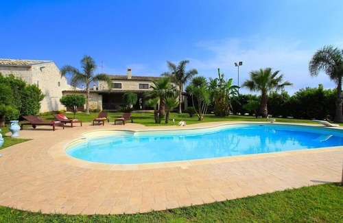 Scicli Villa | VILLA ANTICA AIA - SWIMMING POOL, 7 ROOMS WITH BATHROOM AND WIFI IN SCICLI