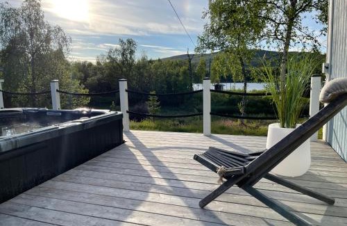 Nuorgam House | Villa Arktika porealtaallinen mökki Nuorgamissa Tenojoen ja tunturien vieressä