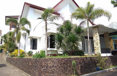 Oro Oro Ombo Villa | Villa Azwa hunian bersih dan asri di kota Batu