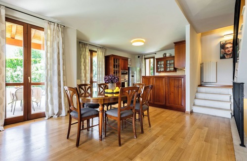 Soiano del Lago Villa | Villa con Giardino e Piscina Privata Sotto il Castello di Soiano