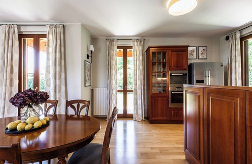 Soiano del Lago Villa | Villa con Giardino e Piscina Privata Sotto il Castello di Soiano