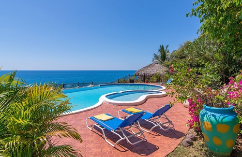 Treasure Beach Villa | Villa de la Sable located on the edge of the sea with spectacular views